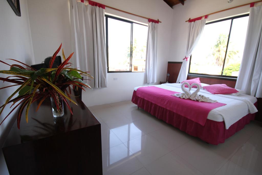 Hostal La Gran Tortuga Puerto Villamil Exteriör bild