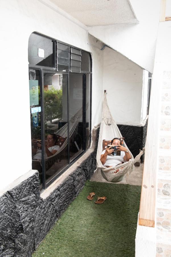 Hostal La Gran Tortuga Puerto Villamil Exteriör bild
